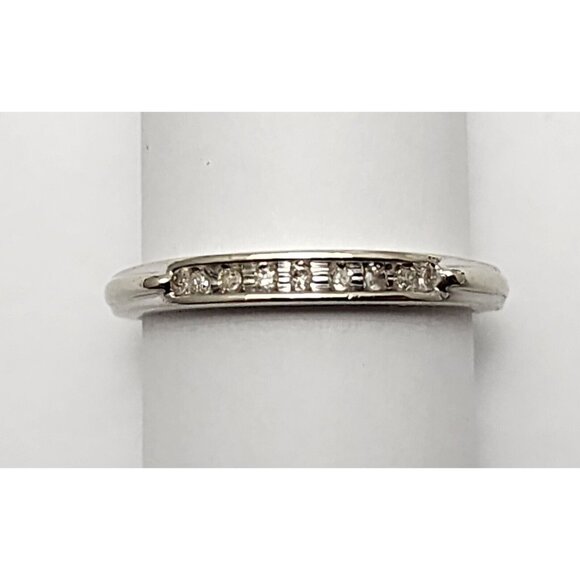 Beautiful 10K Karat Solid White Gold Designer Single Row Diamond Ring - Size 7